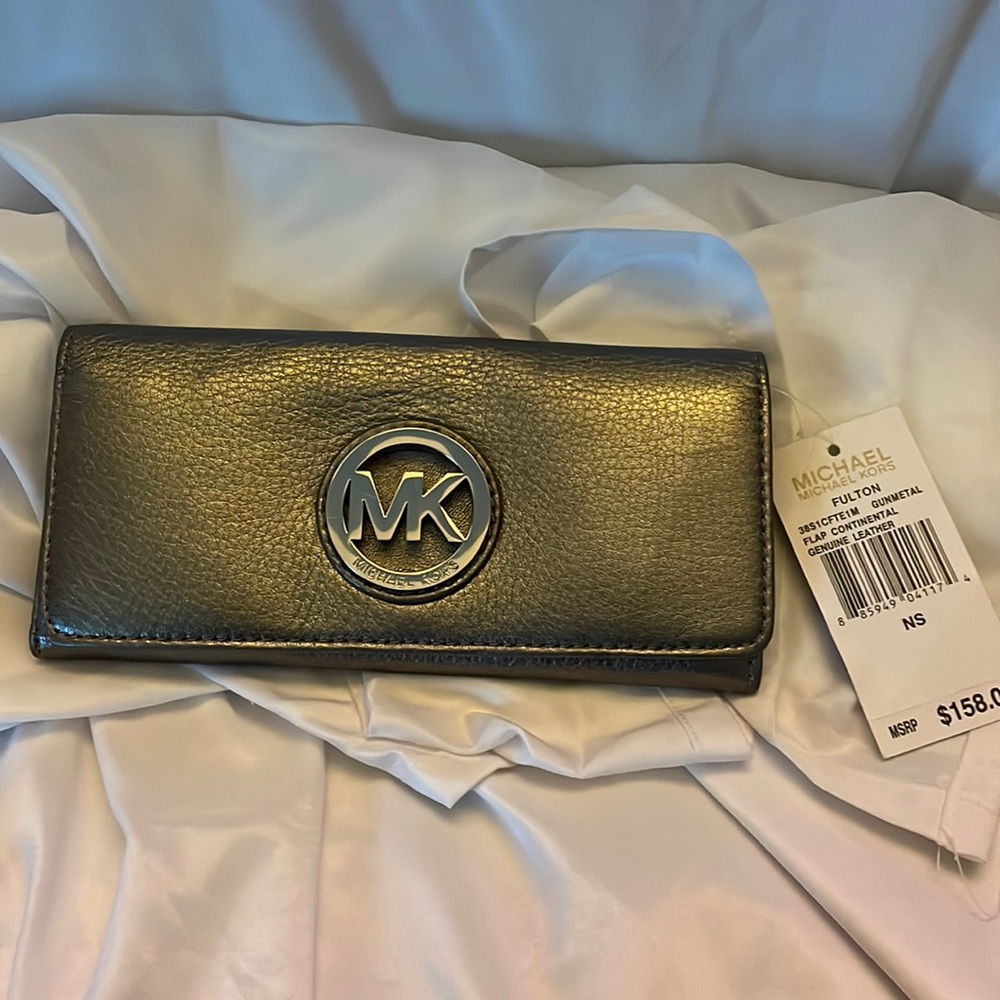 Micheal Kors Silver Leather Wallet
